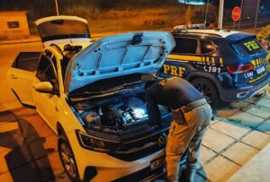 PRF recupera carro roubado no Rio de Janeiro 