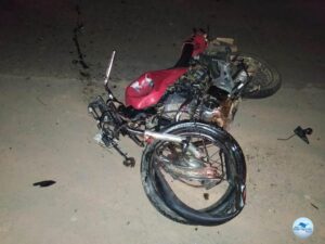 Motociclistas ficam feridos em acidente