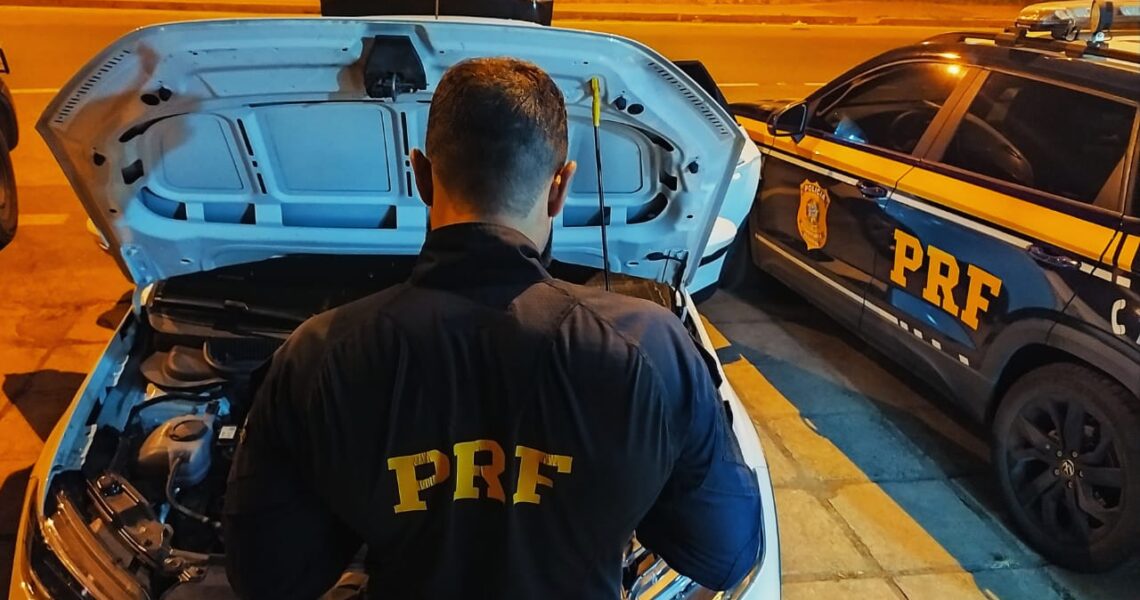 PRF recupera carro roubado no Rio de Janeiro
