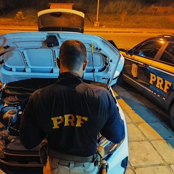 PRF recupera carro roubado no Rio de Janeiro