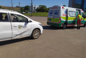 Motociclista fica ferido em colisão com veiculo oficial 