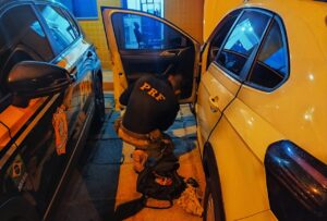 PRF recupera carro roubado no Rio de Janeiro 