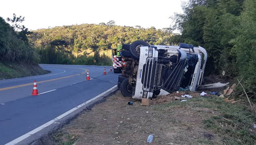 Carreta tomba e homens saqueiam a carga