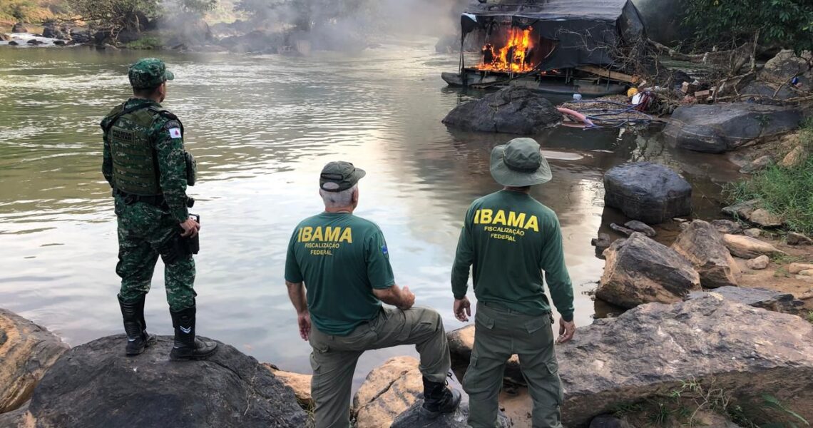 Dragas são destruídas em garimpo irregular