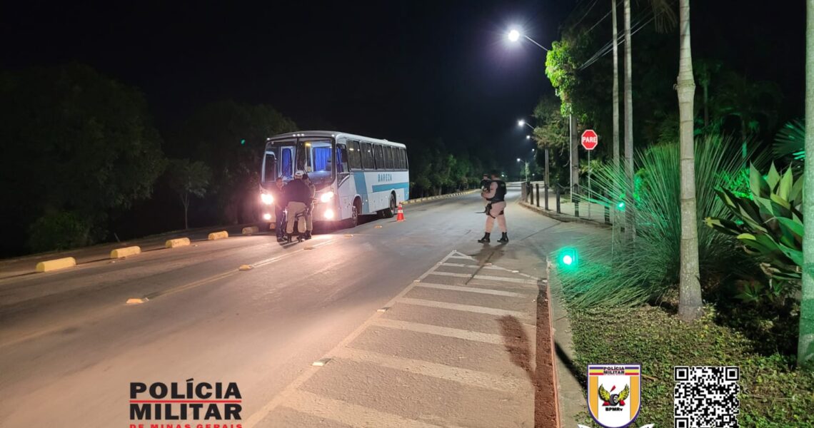 Homem é preso dentro de ônibus