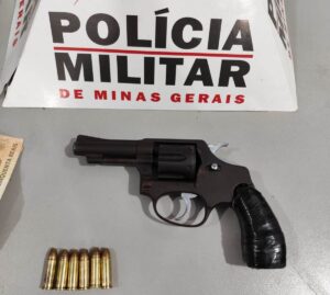 Trio é preso com arma e munições 