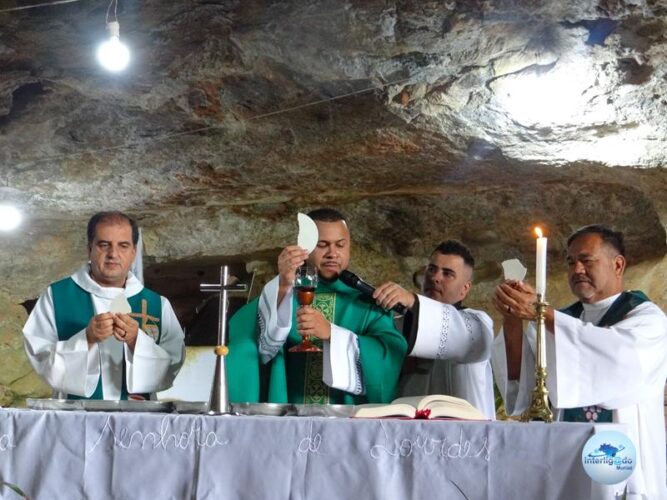 Celebração na Gruta da Pedra Santa