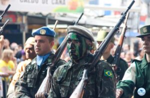 Desfile da Independência na Praça João Pinheiro