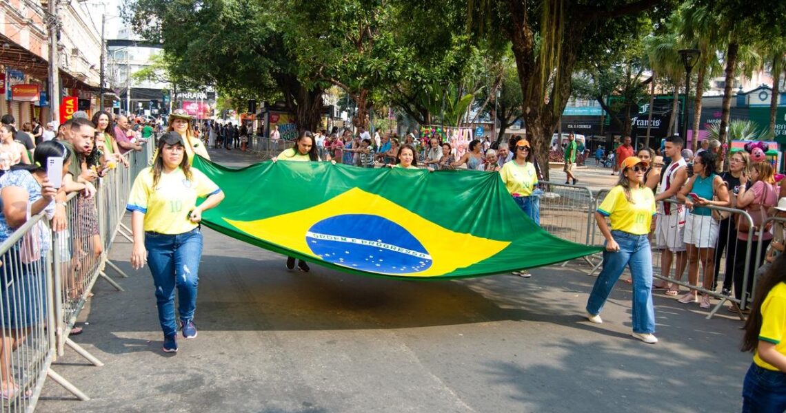 Desfile da Independência na Praça João Pinheiro