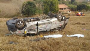 Van que seguia para velório capota e deixa dois mortos