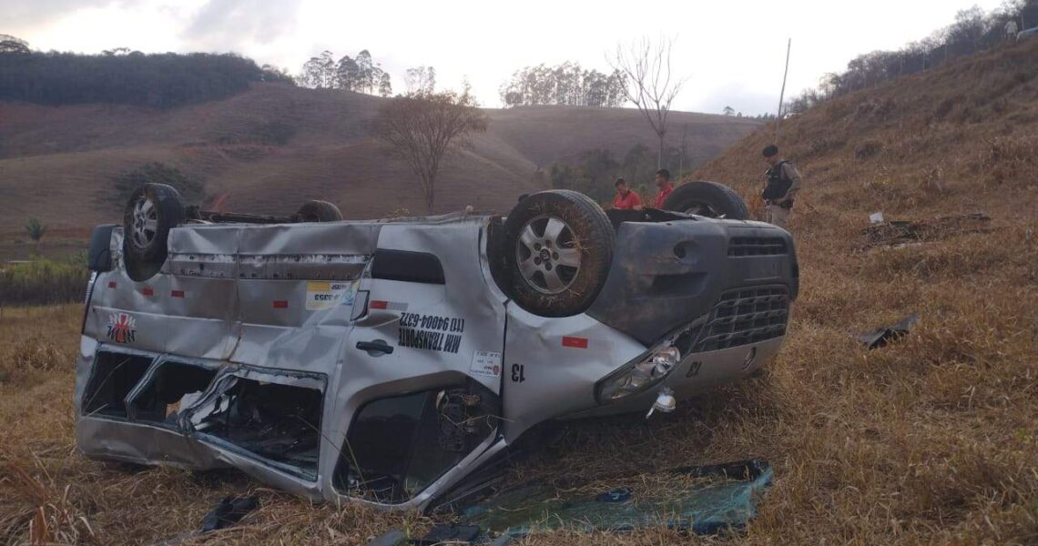 Van que seguia para velório capota e deixa dois mortos