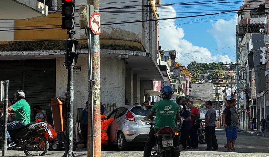 Acidente no Centro de Muriaé deixa feridos