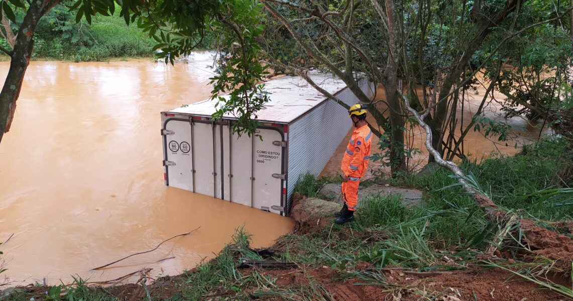 Motorista perde controle de caminhão e cai no Rio Muriaé