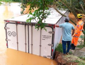 Motorista perde controle de veículo e cai no Rio Muriaé