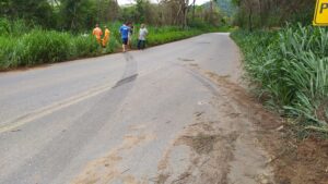 Motorista perde controle de veículo e cai no Rio Muriaé