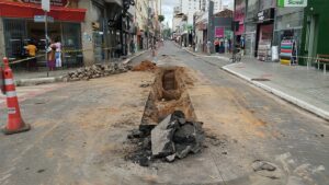 A partir desta segunda-feira (13), a Rua Cel. Marciano Rodrigues, especificamente, no trecho entre a Rua Eudoxia Canedo e a Rua Paschoal Bernardino ficará com o trânsito de veículos interditado.

O motivo é a realização de uma obra emergencial para manutenção na rede de esgoto do local. A previsão é que em cinco dias o trabalho esteja concluído.

Os motoristas devem ficar atentos às sinalizações de desvio neste período.
