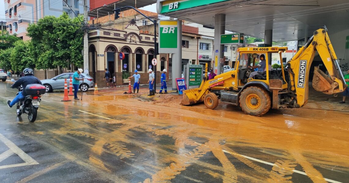 Rompimento de adutora suspende abastecimento de água