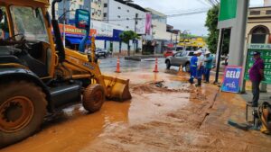 Rompimento de adutora suspende abastecimento de água em parte do Centro da cidade