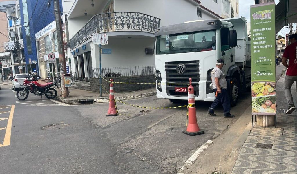 Manutenção em rede de esgoto do Centro de Muriaé
