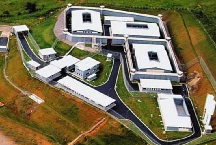 Mulher é detida tentando entrar com droga na Penitenciária