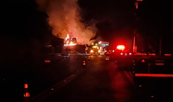 Carreta tomba e causa incêndio na BR-116