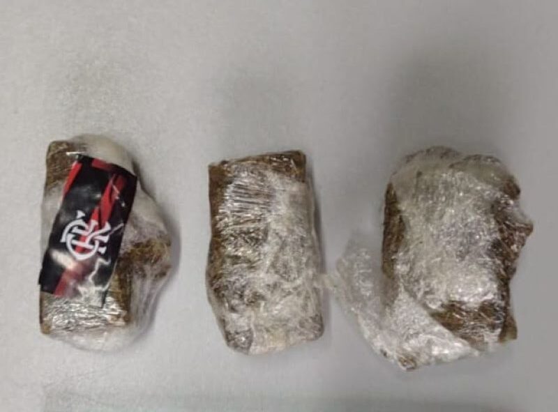 Rapaz é detido com drogas dentro de ônibus